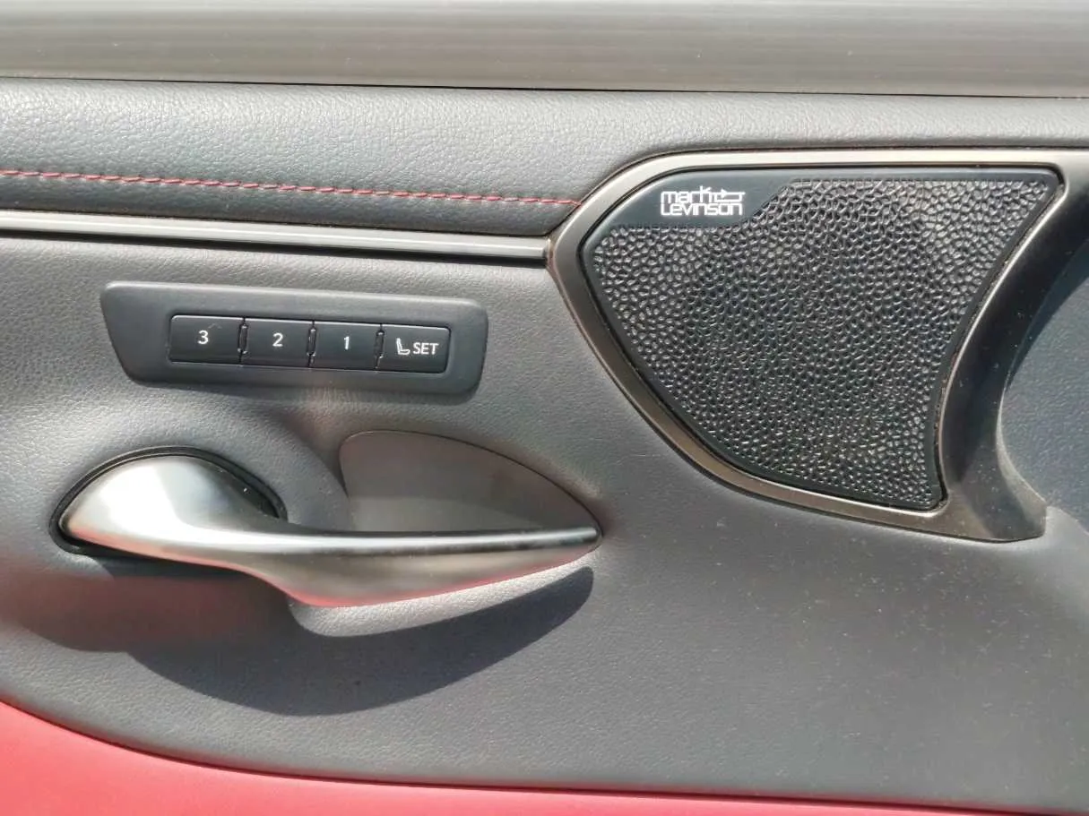 Car image 32