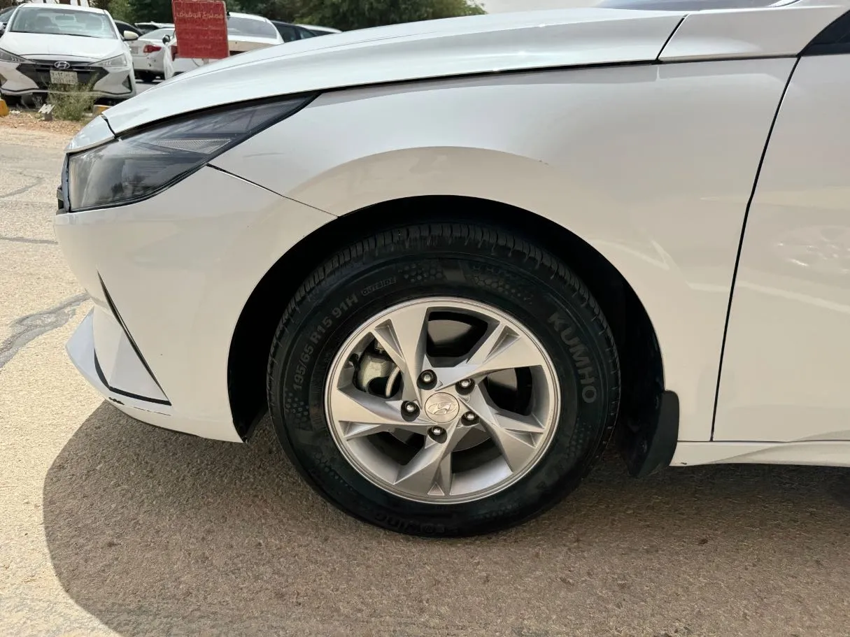 Car image 9