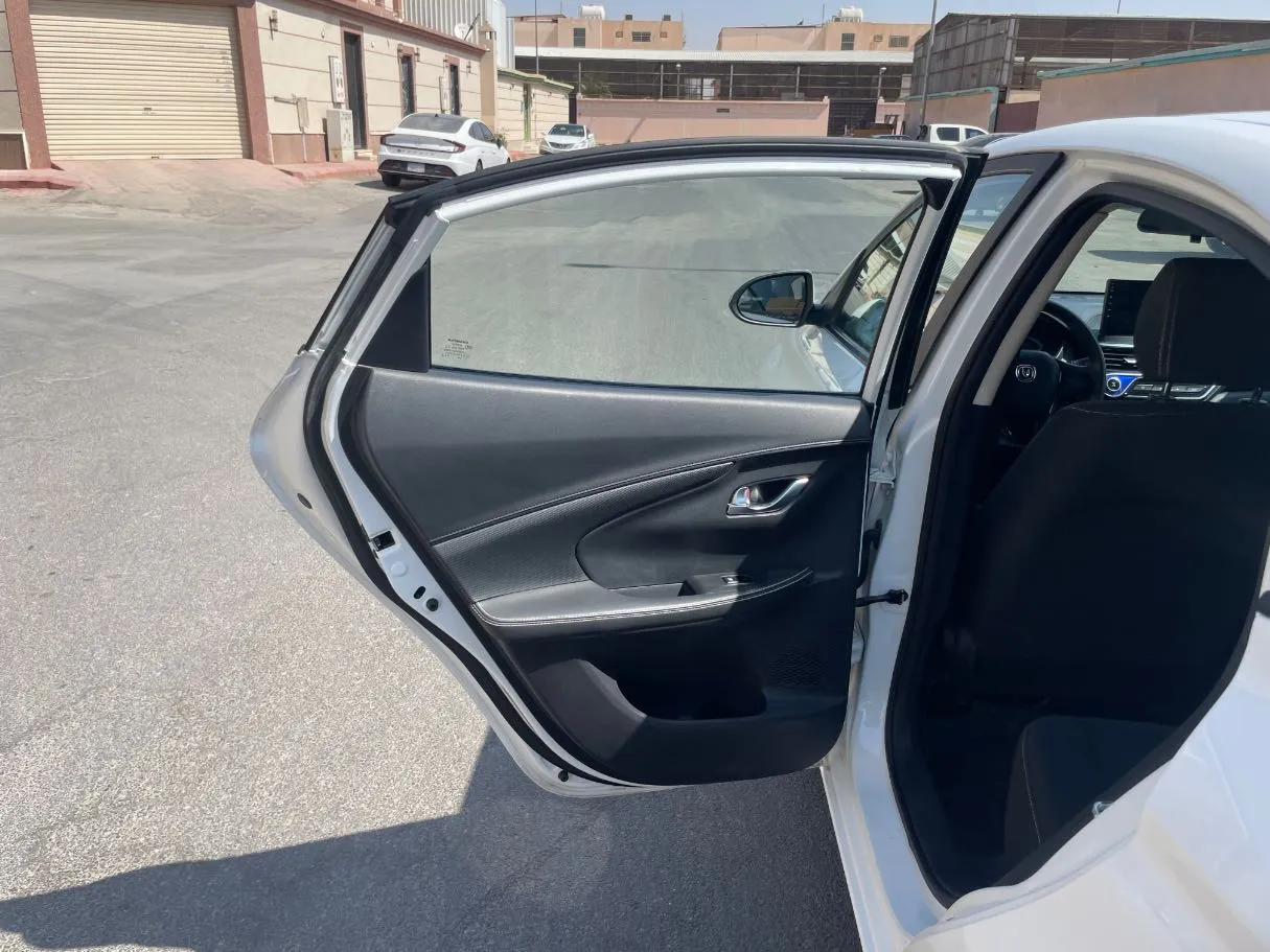 Car image 14