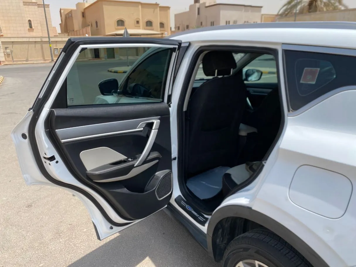 Car image 12