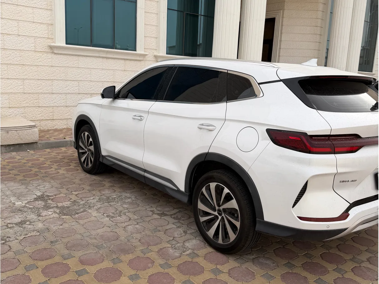 Car image 4