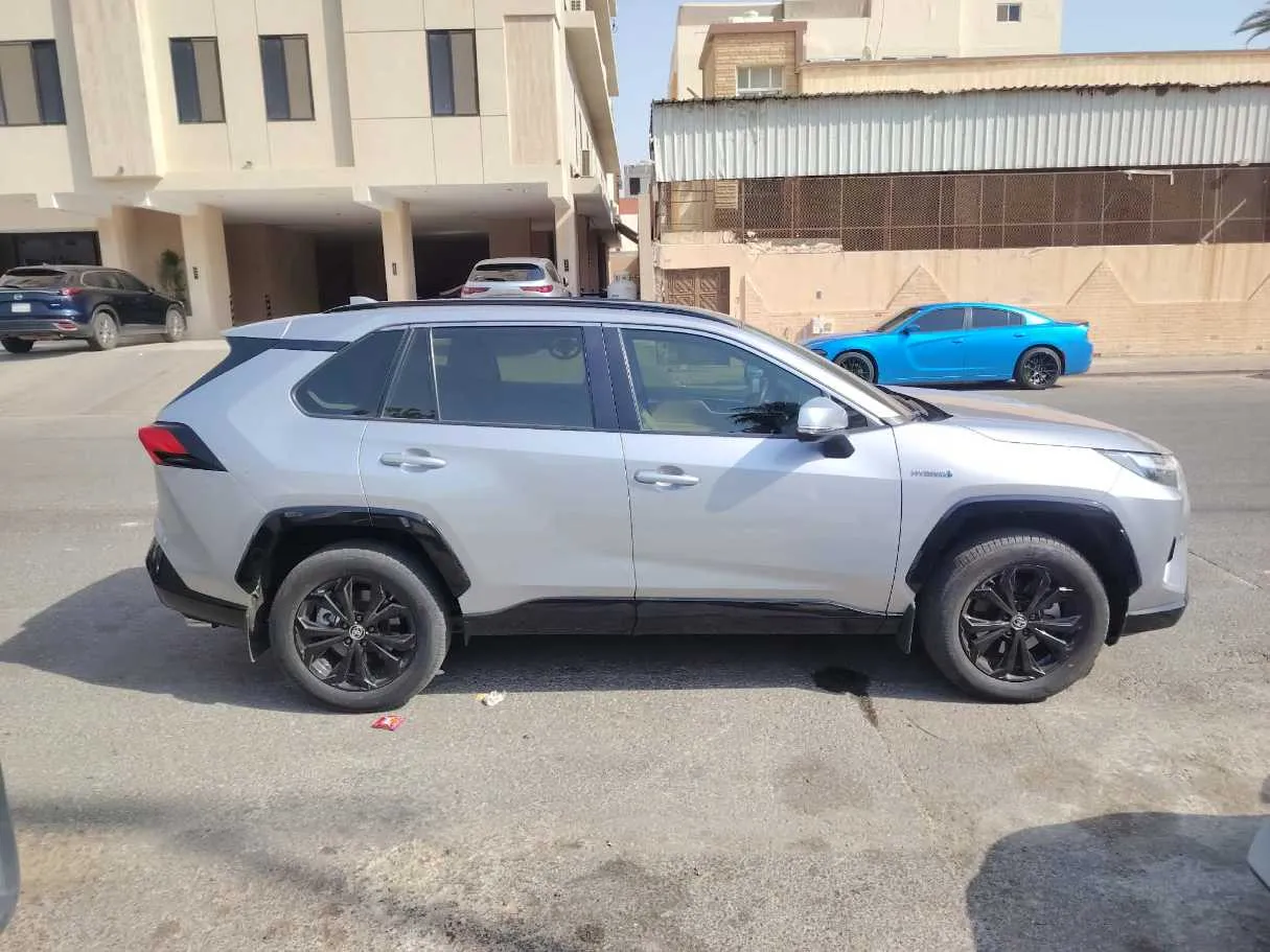 Car image 4