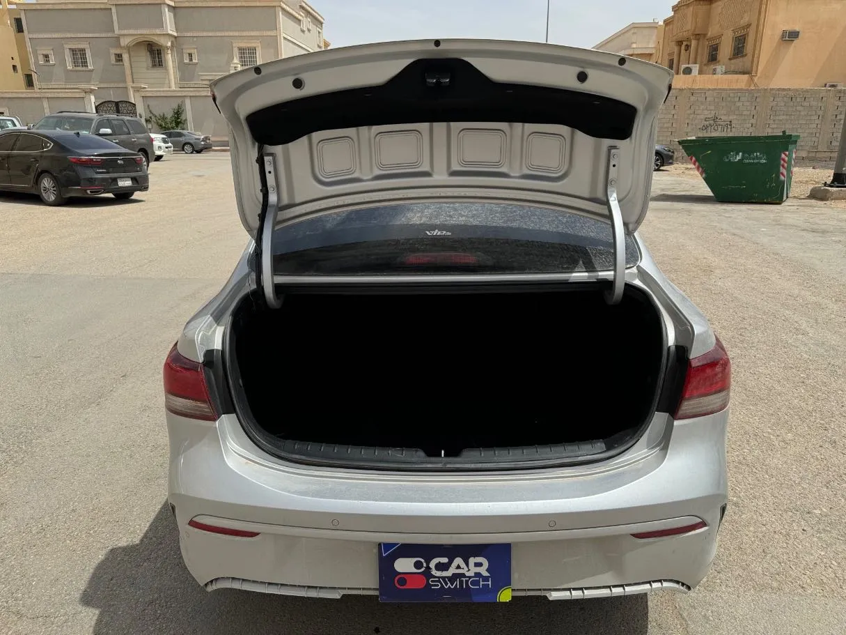 Car image 17
