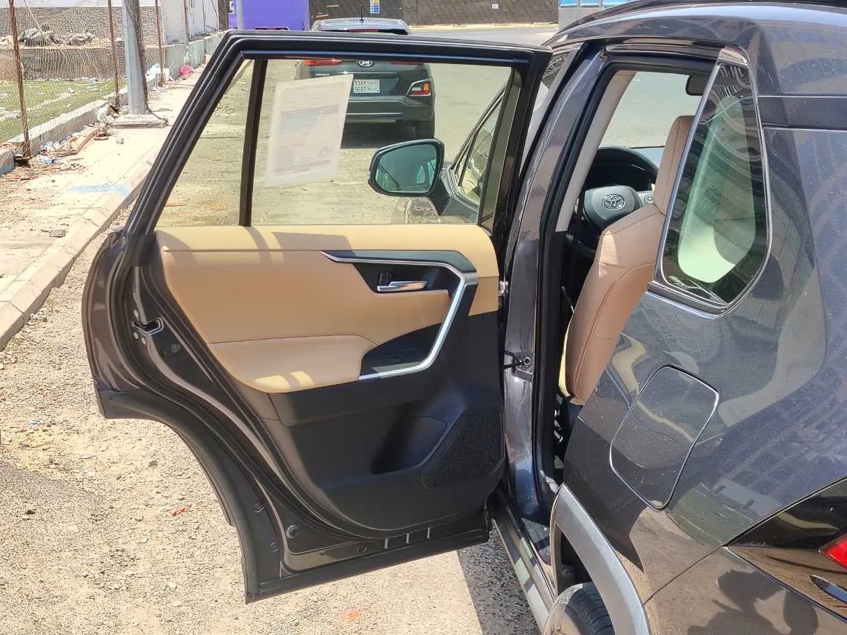 Car image 14