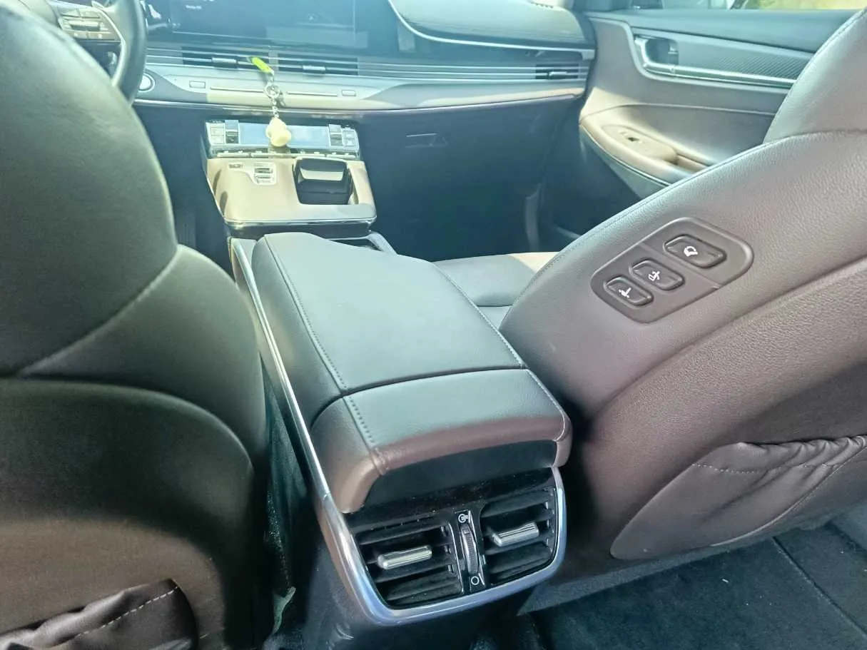 Car image 30