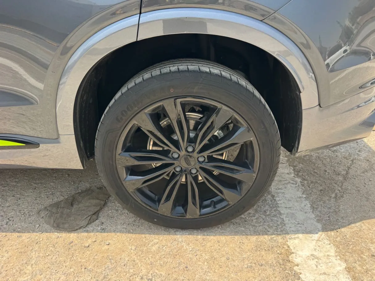 Car image 9