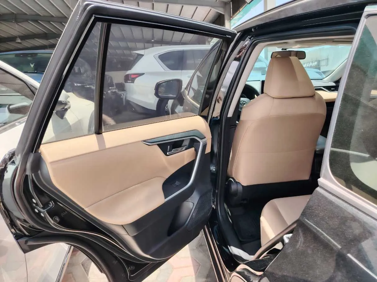 Car image 18