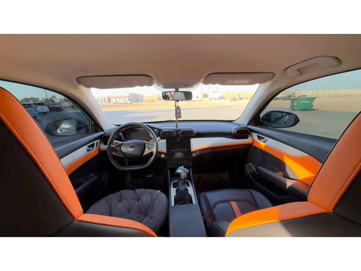 Car image 14