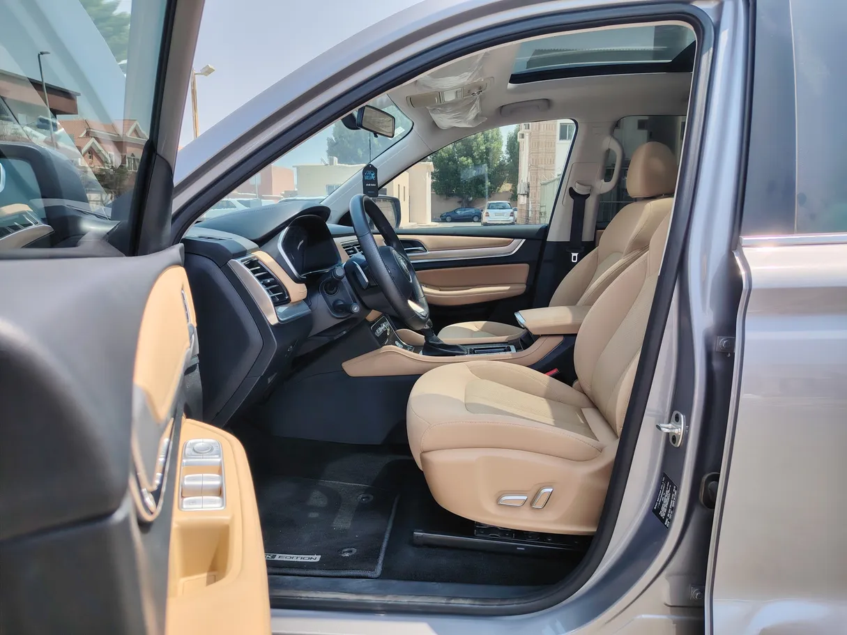 Car image 12