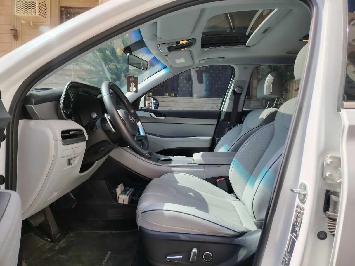 Car image 13