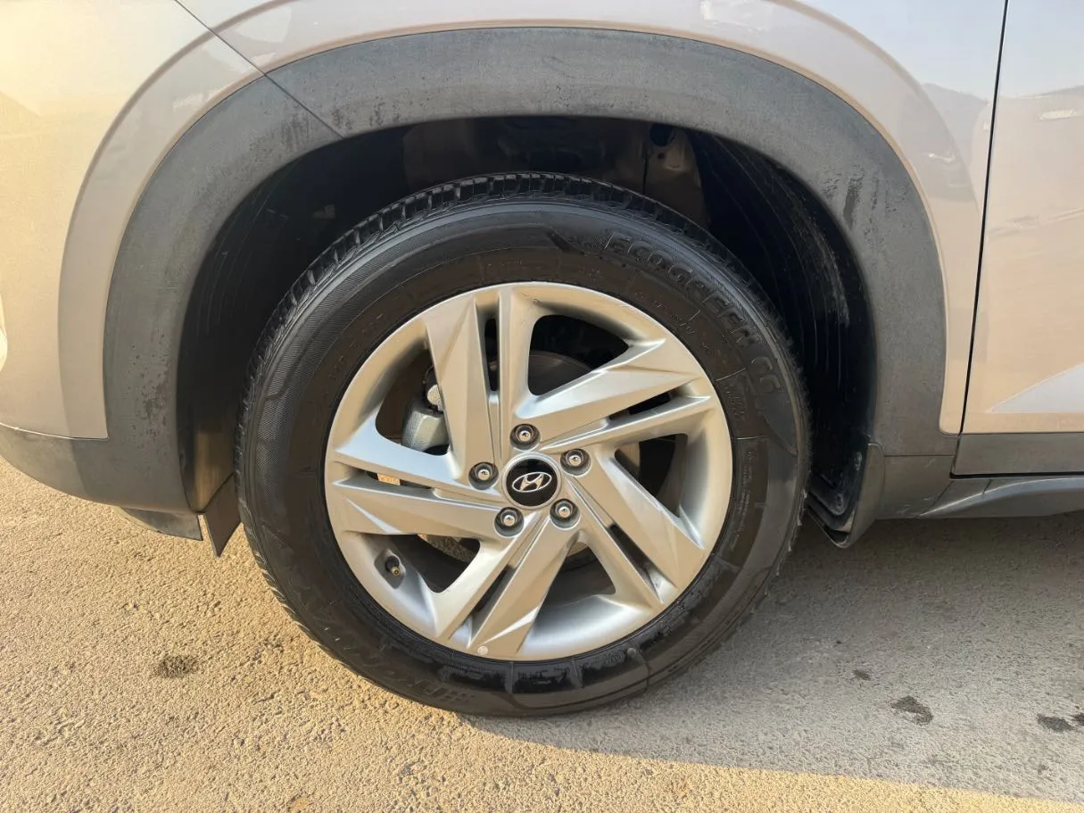 Car image 9
