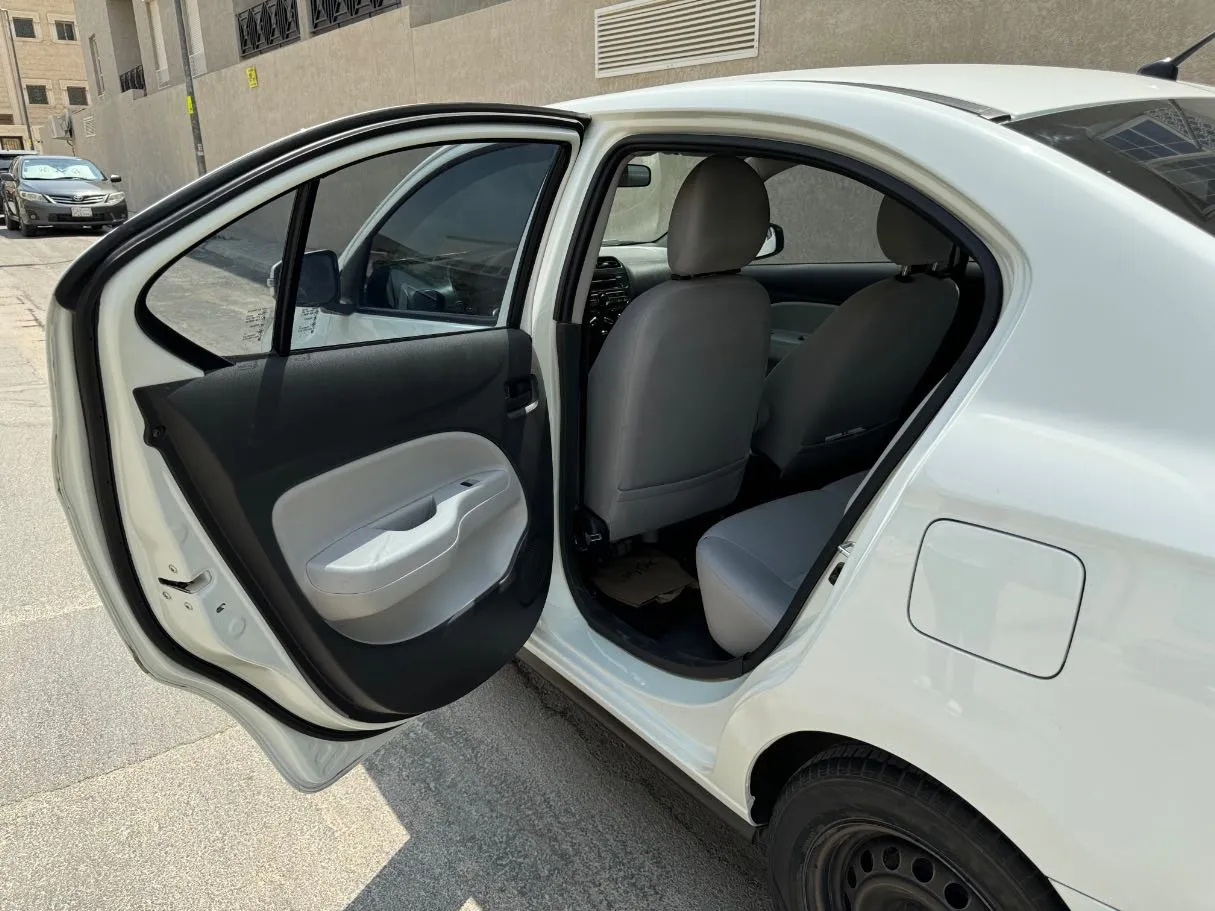 Car image 12