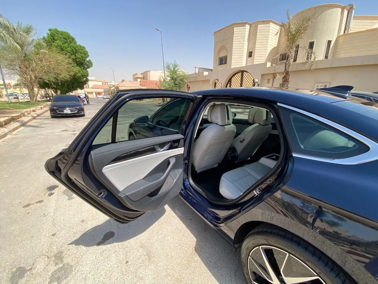 Car image 12
