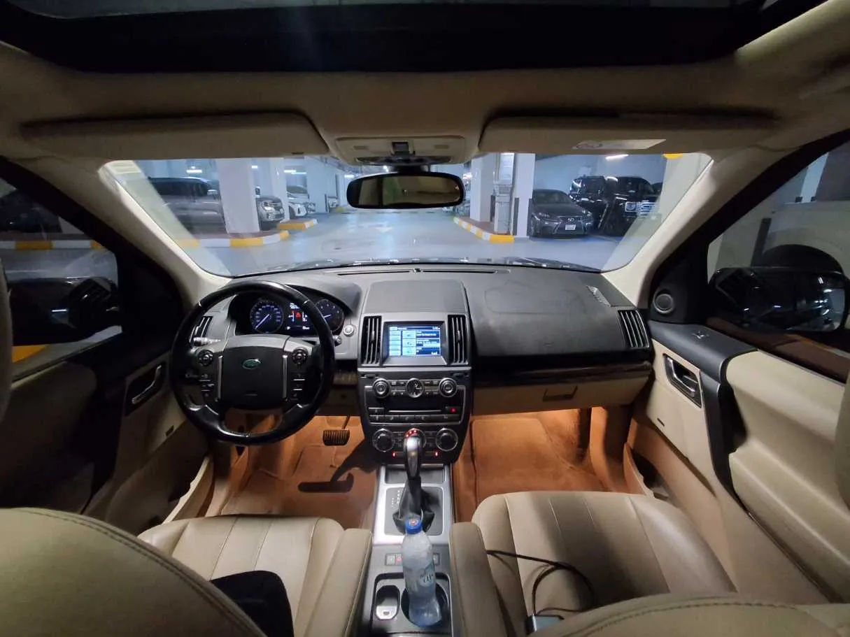 Car image 14