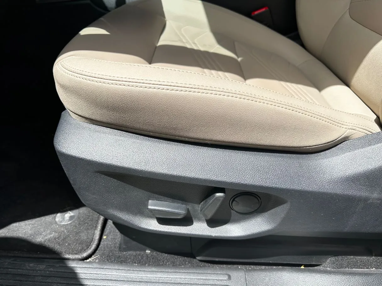 Car image 30