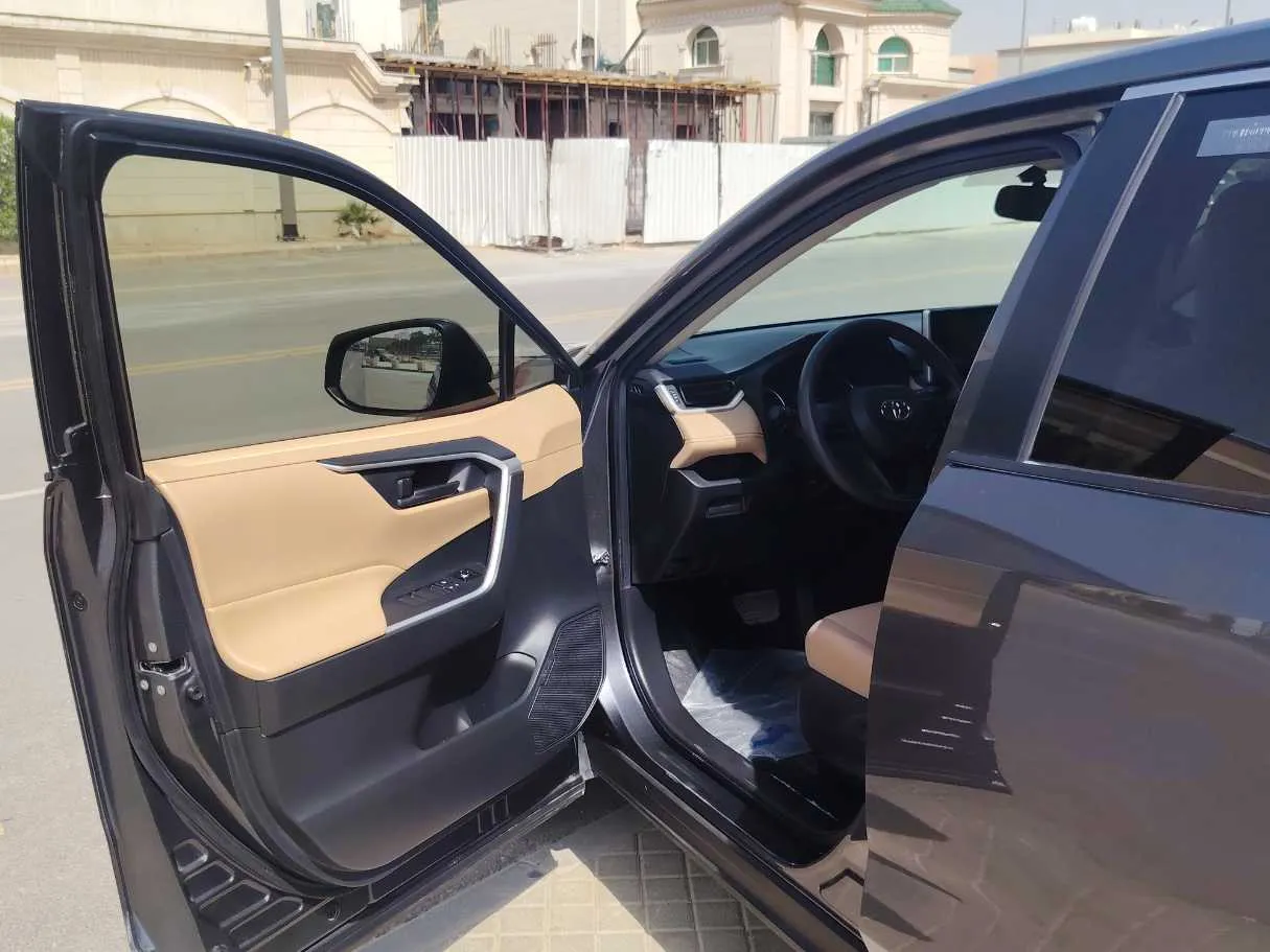 Car image 12