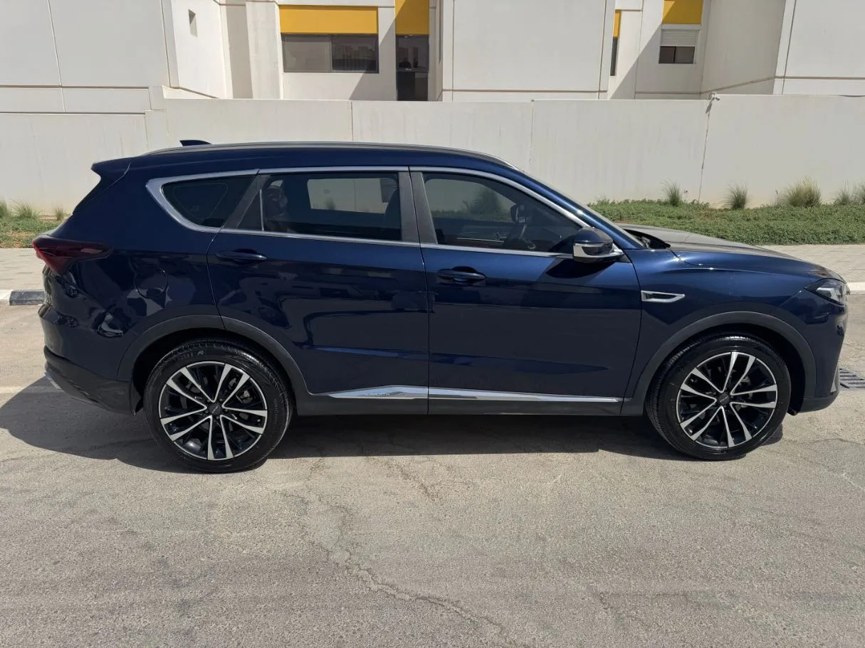 Car image 4