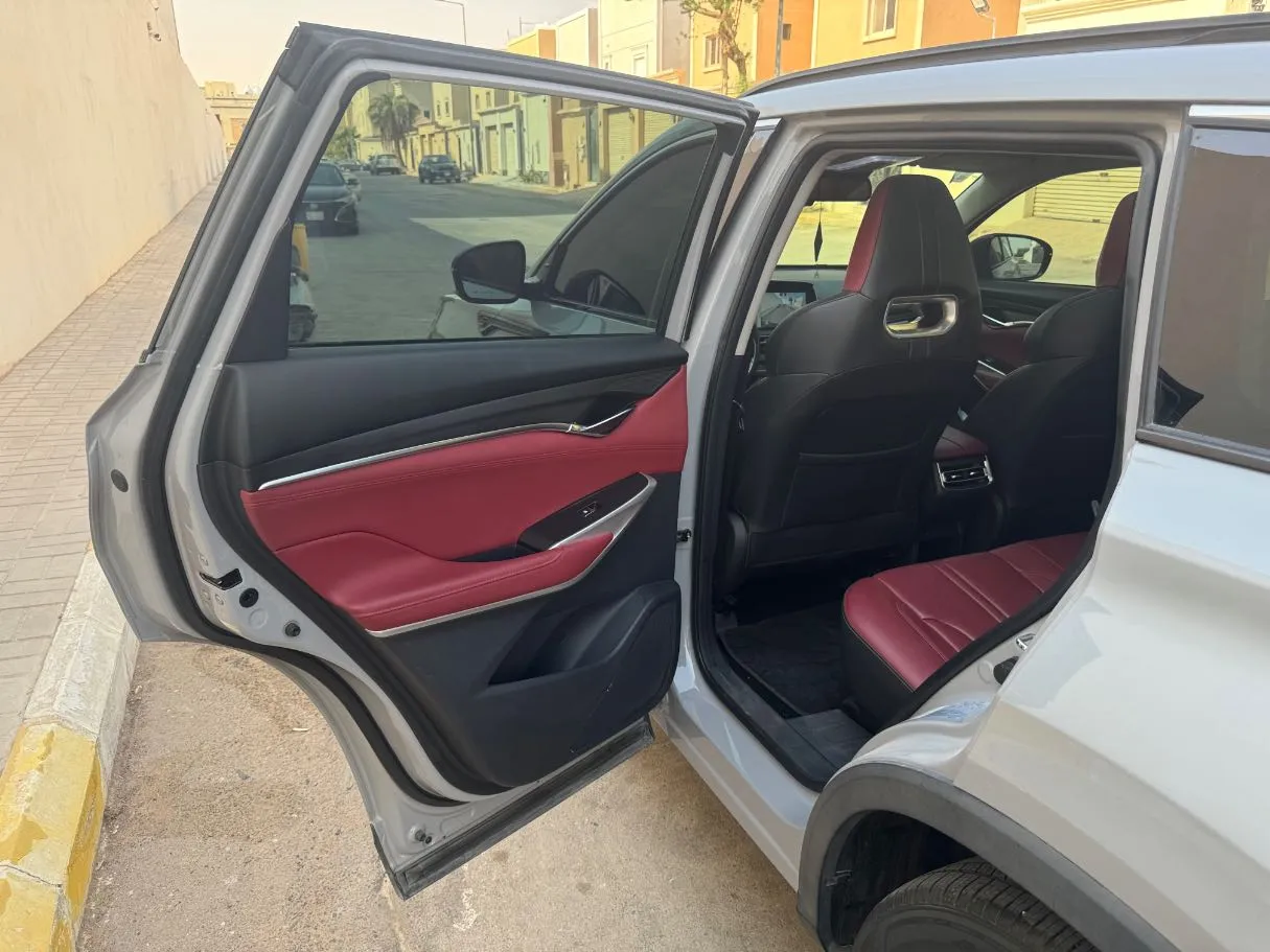 Car image 13