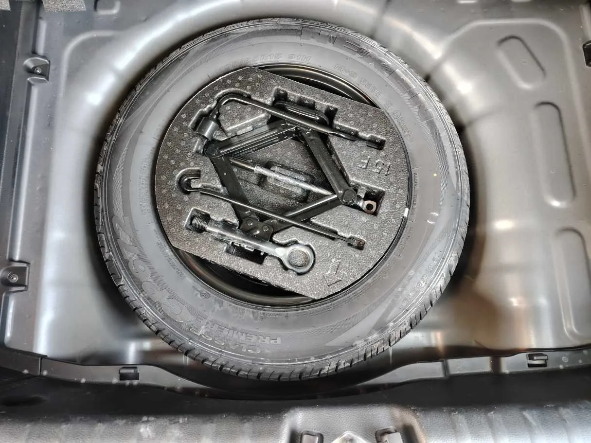 Car image 25