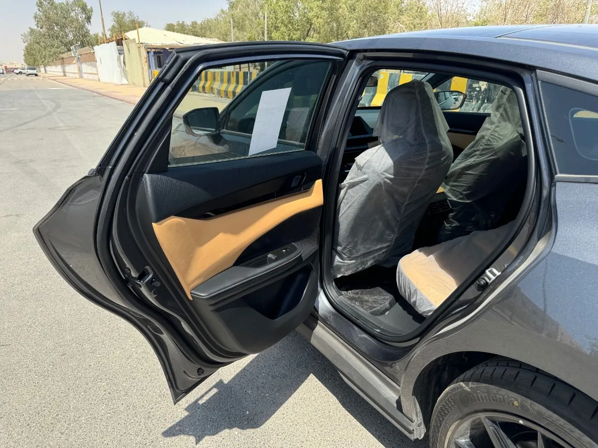 Car image 11