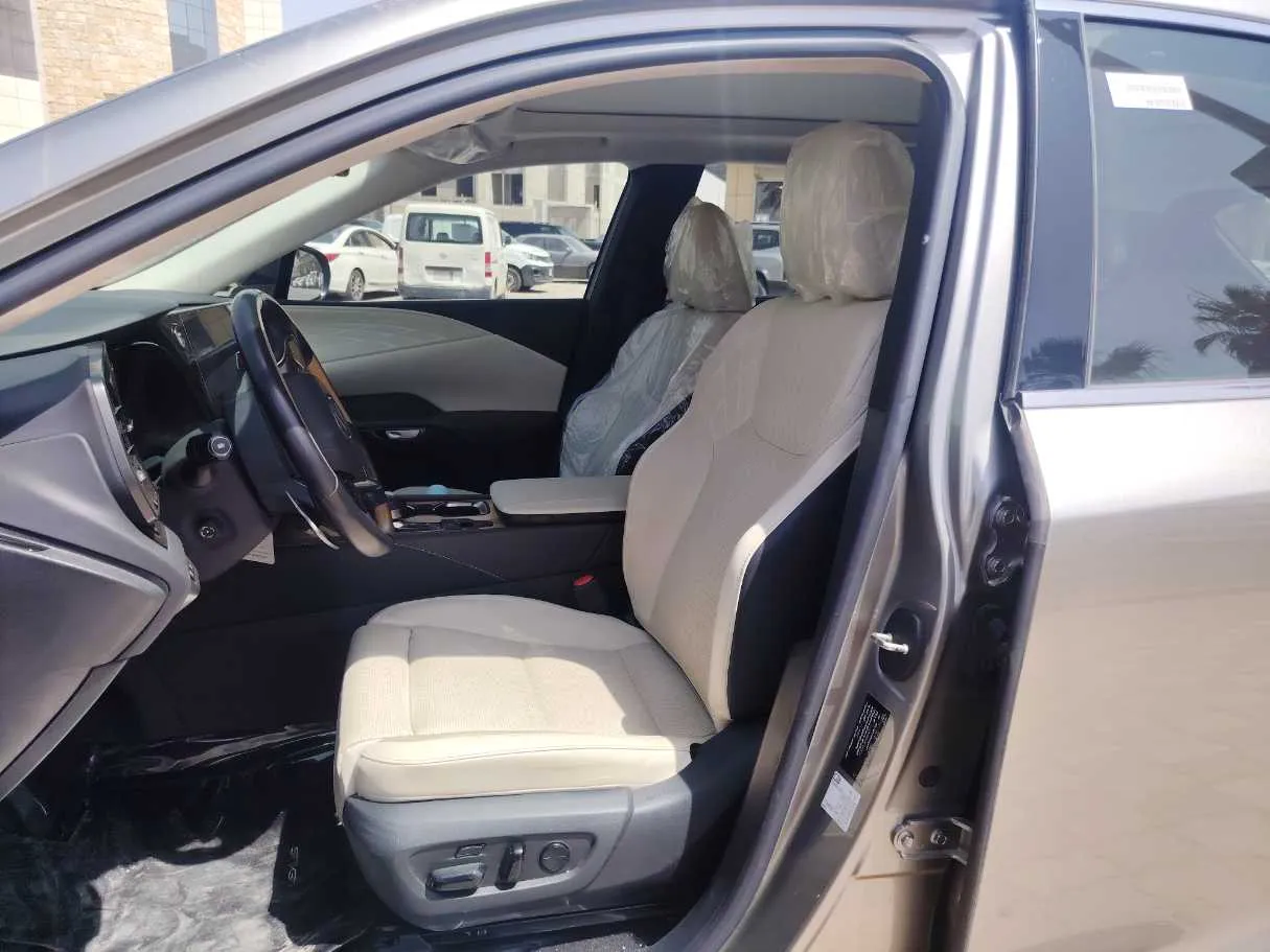 Car image 14