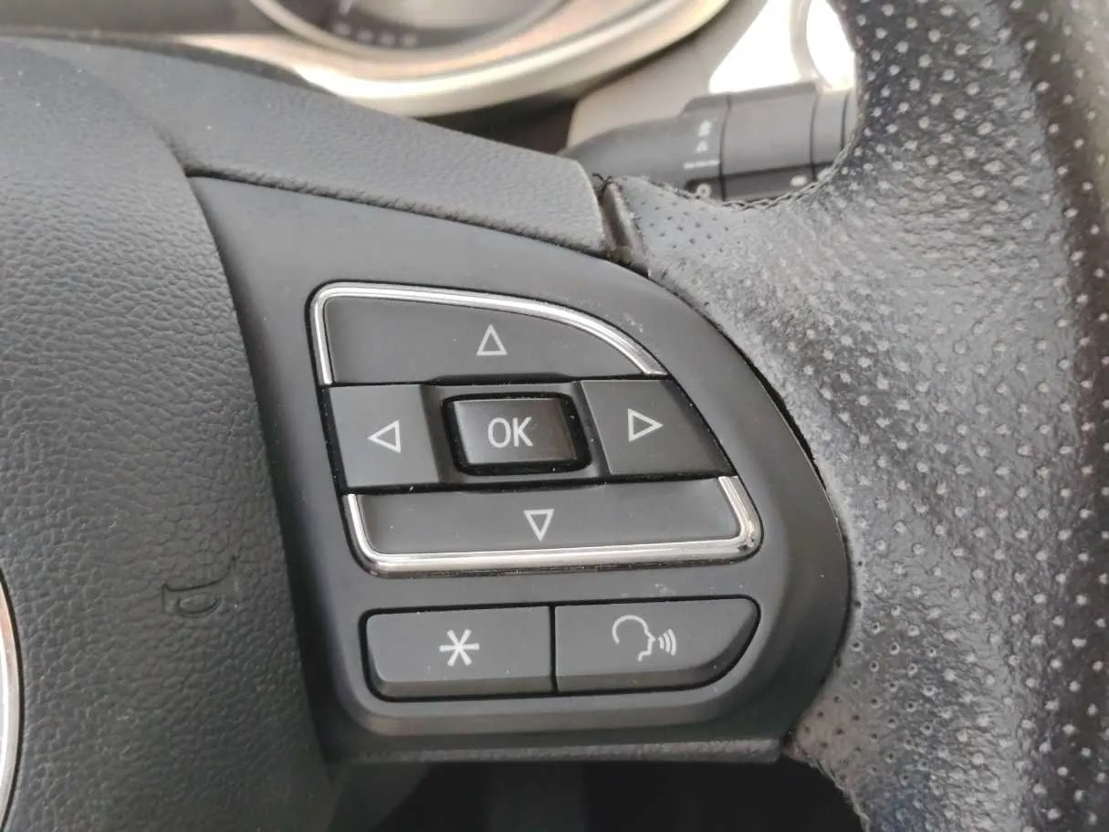 Car image 25