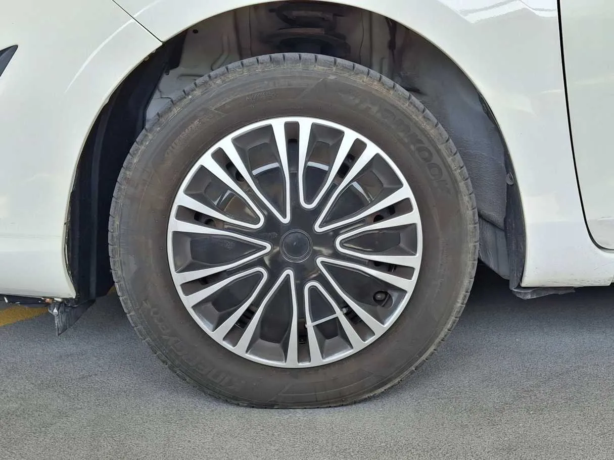 Car image 9