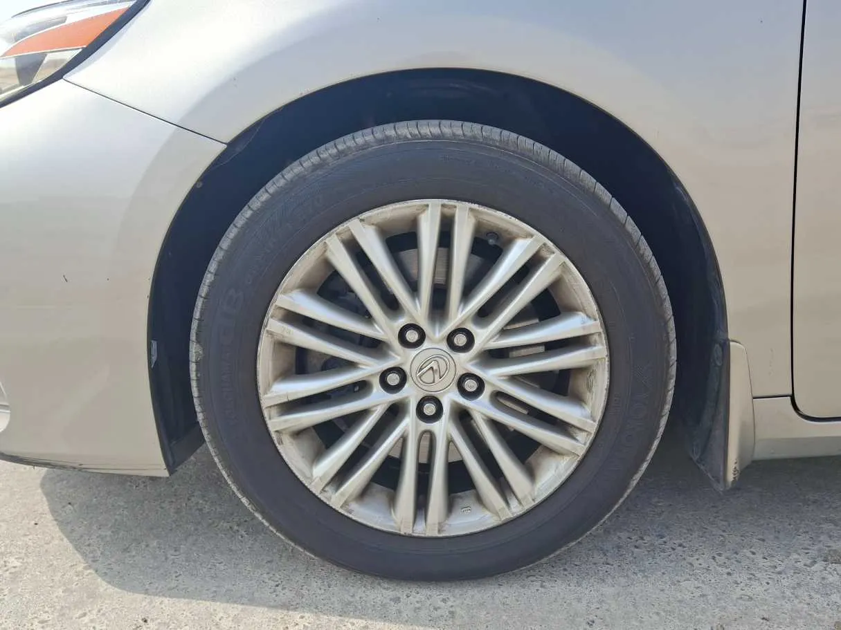 Car image 9