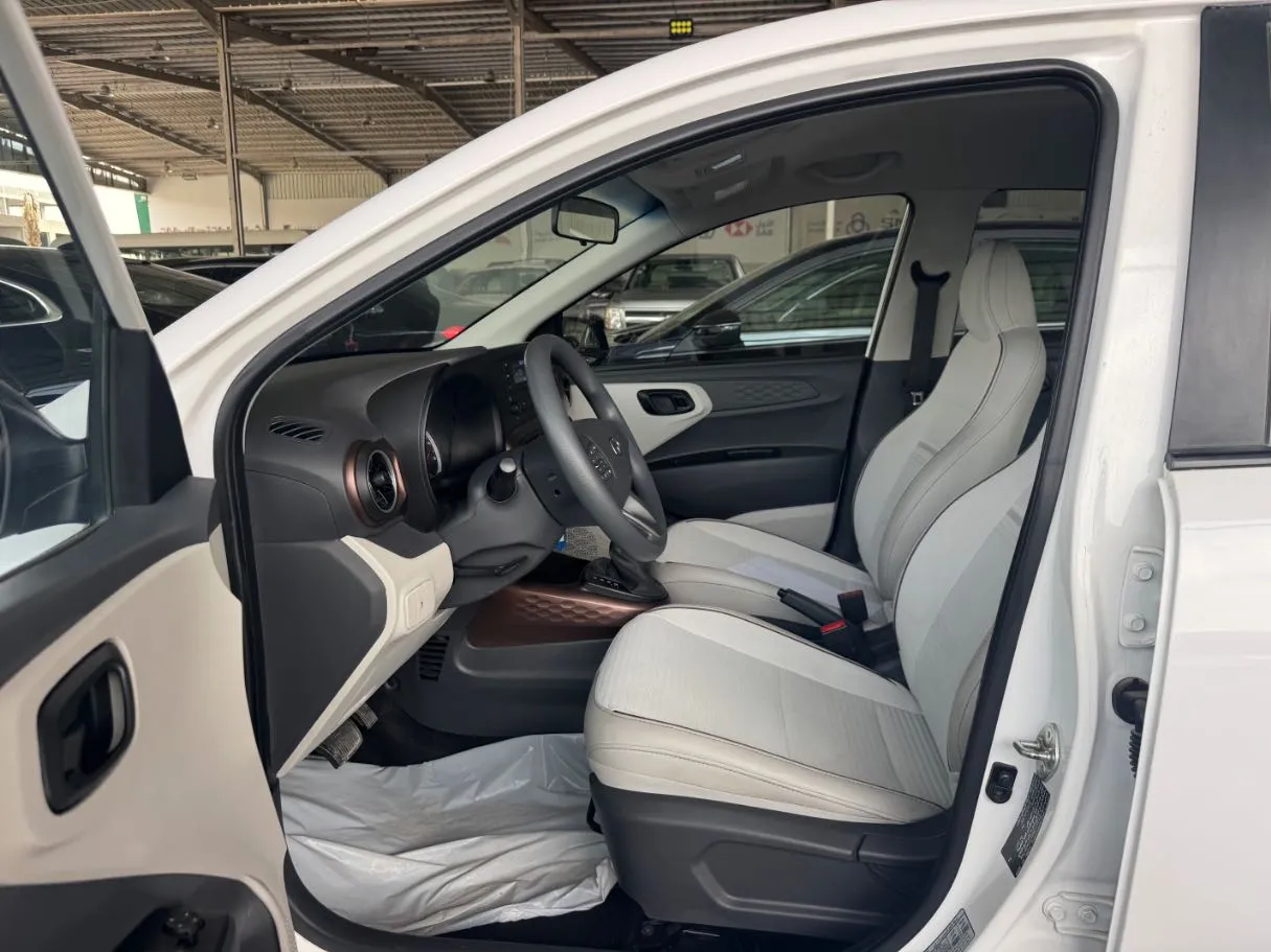 Car image 10