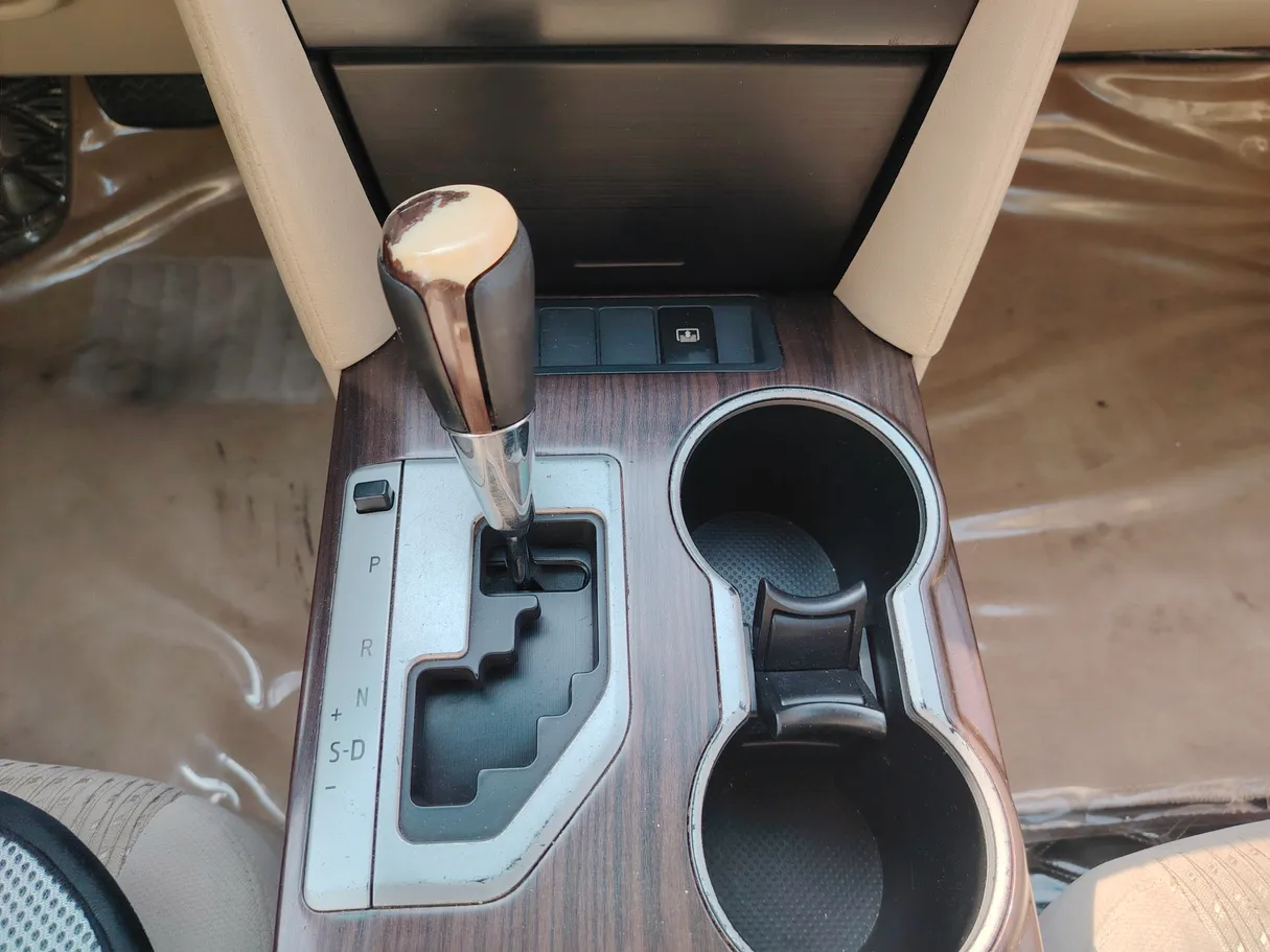 Car image 19
