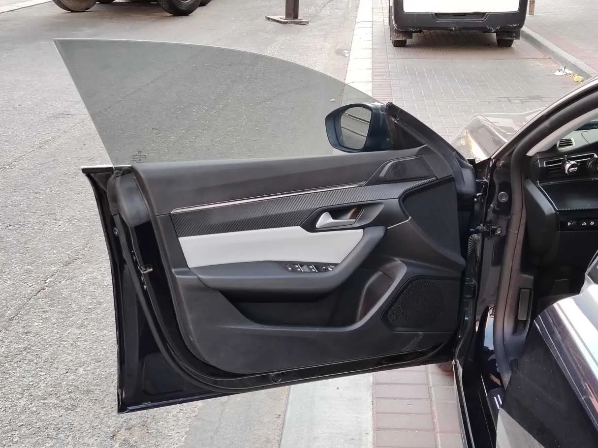 Car image 11