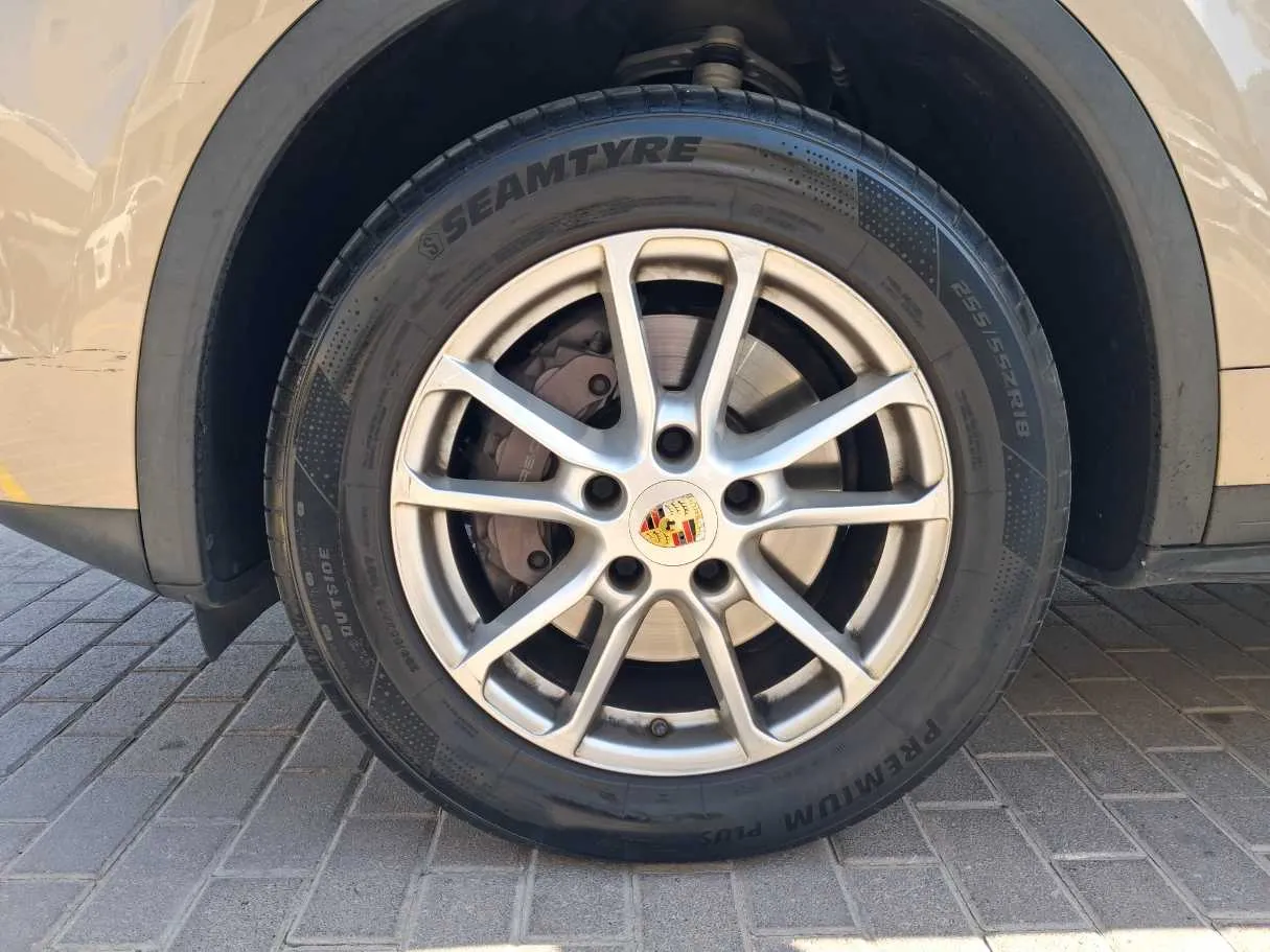Car image 9