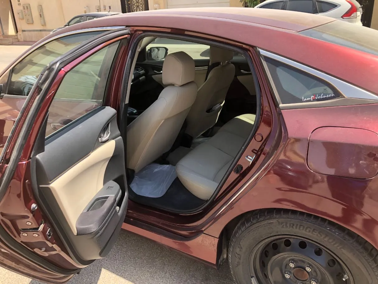 Car image 12