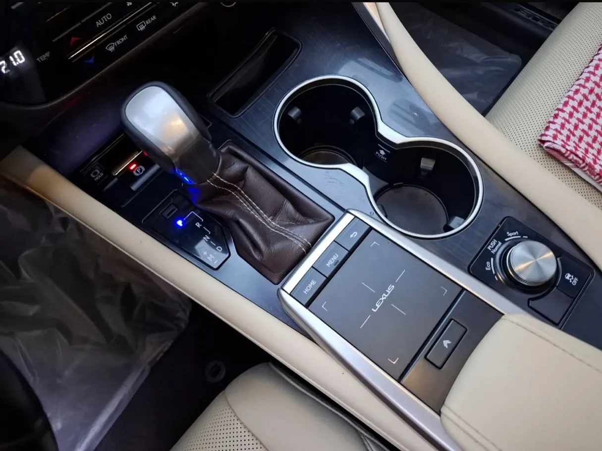 Car image 14