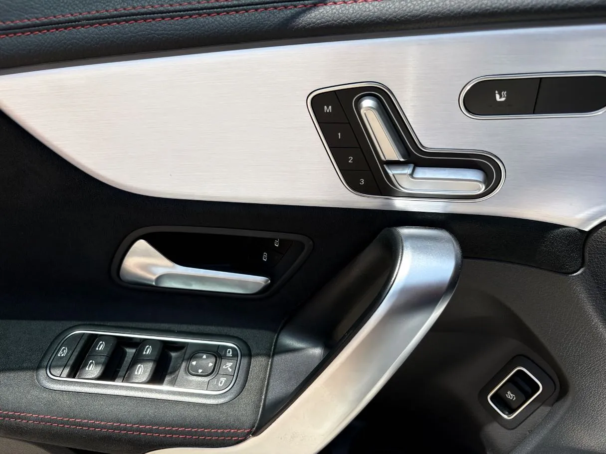 Car image 28