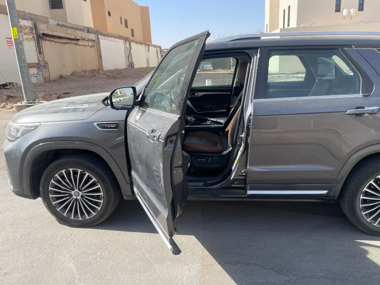 Car image 12