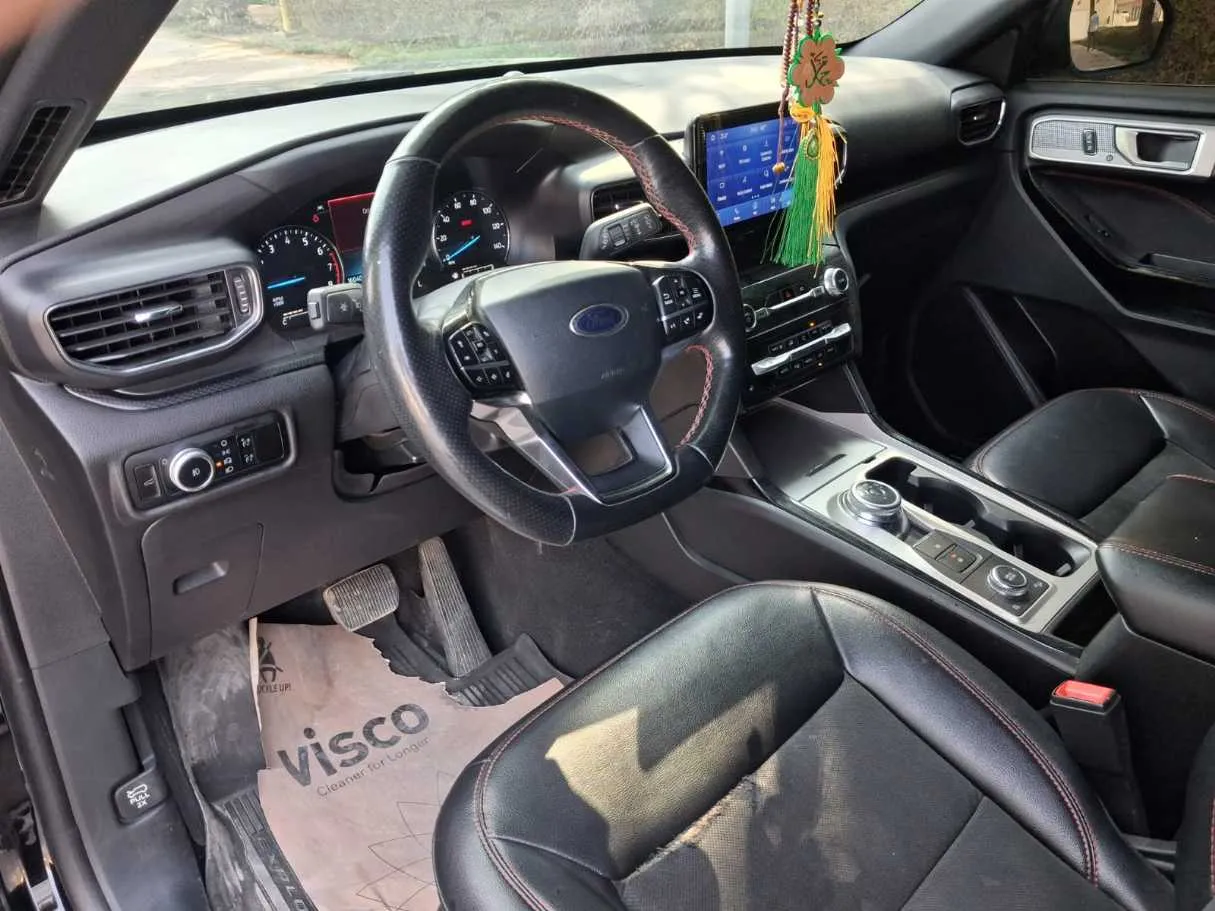 Car image 12