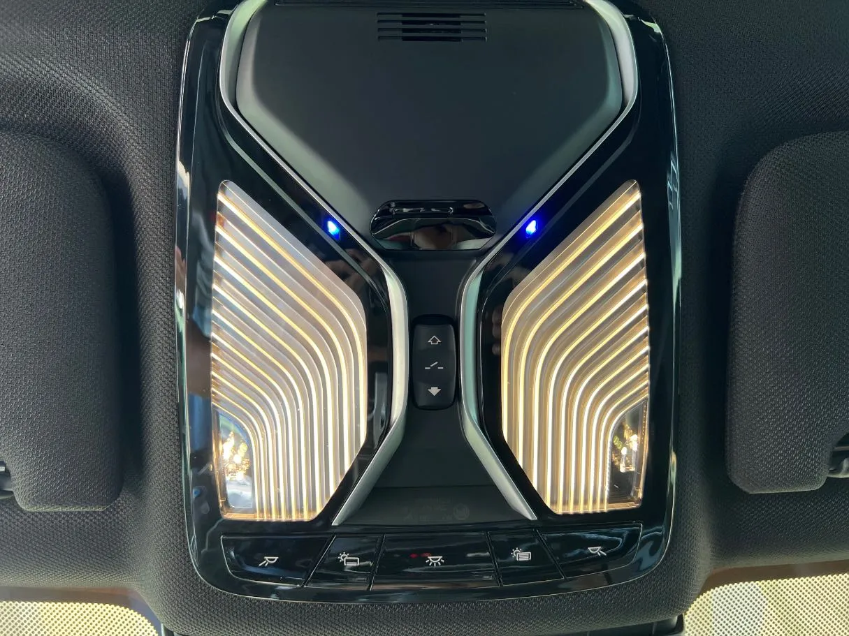 Car image 30
