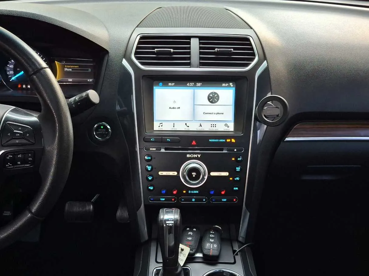 Car image 18