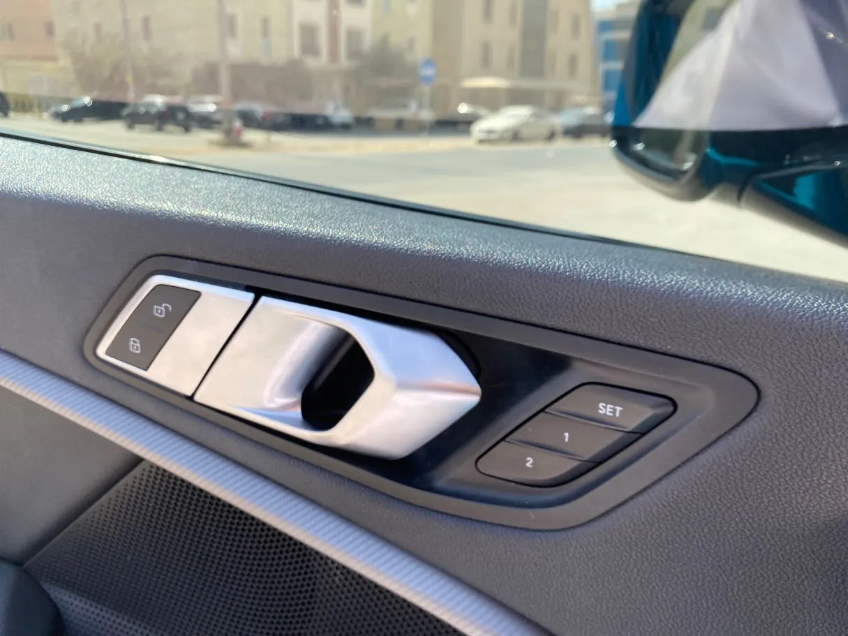 Car image 25