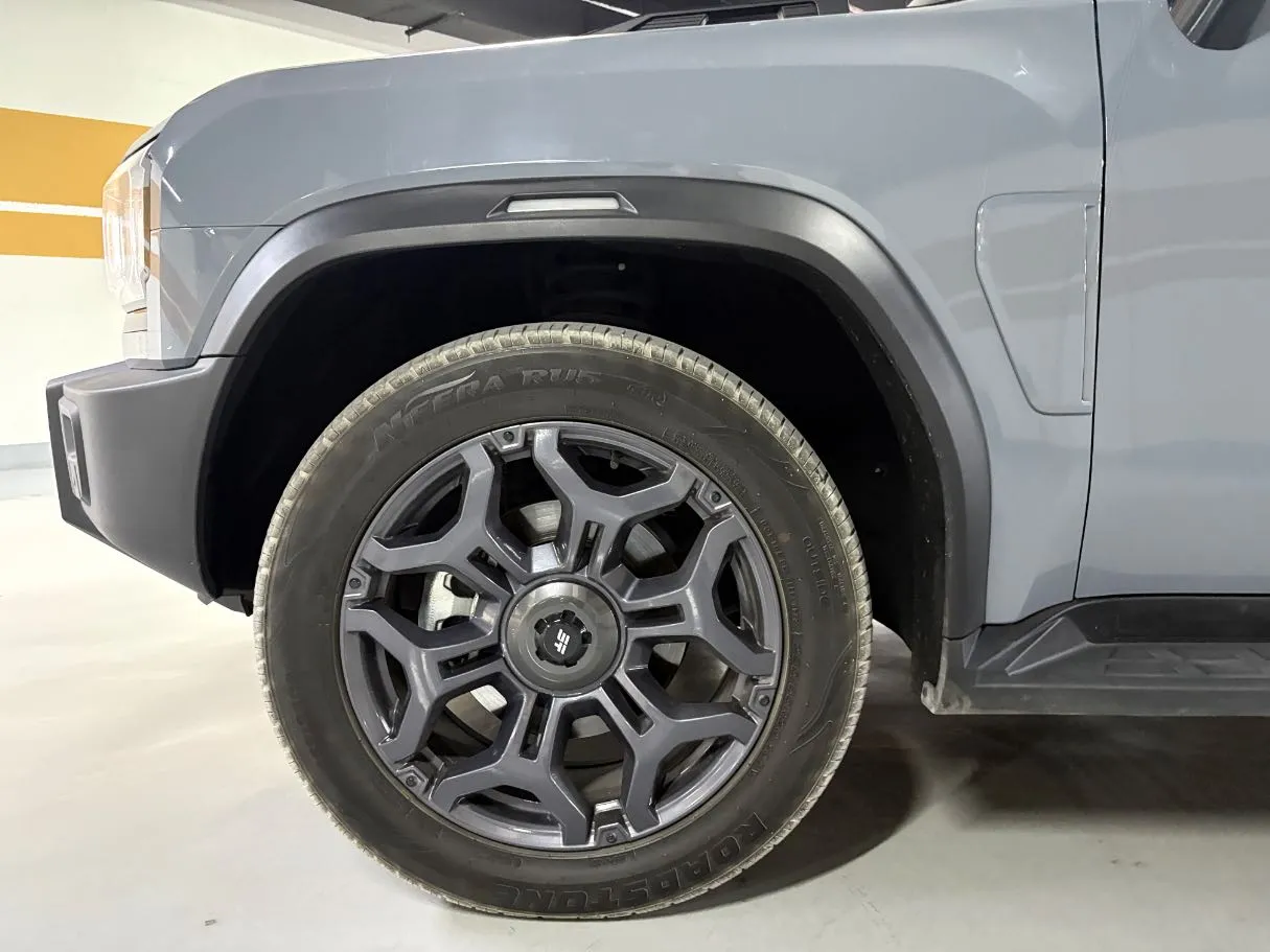Car image 9