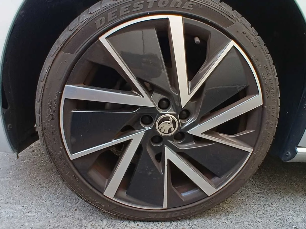 Car image 9