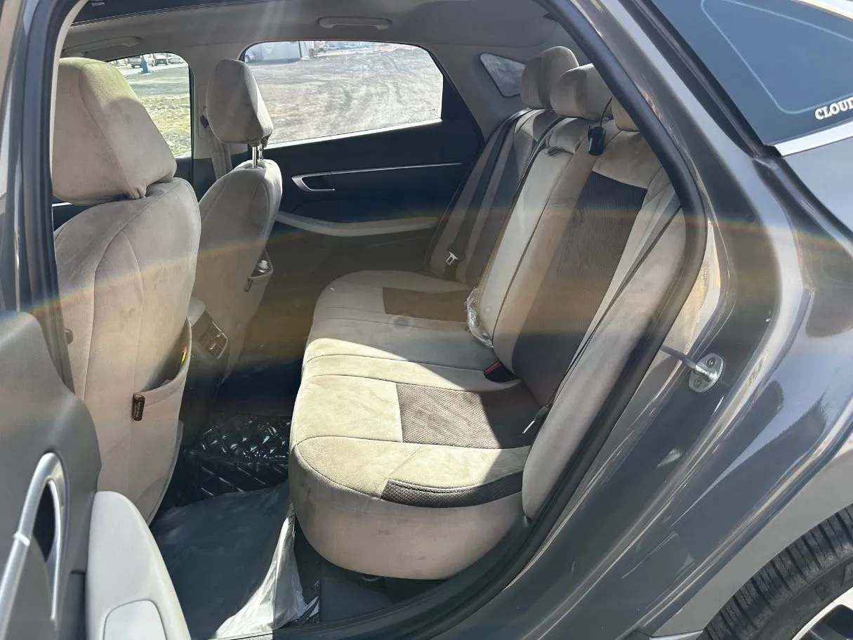 Car image 14