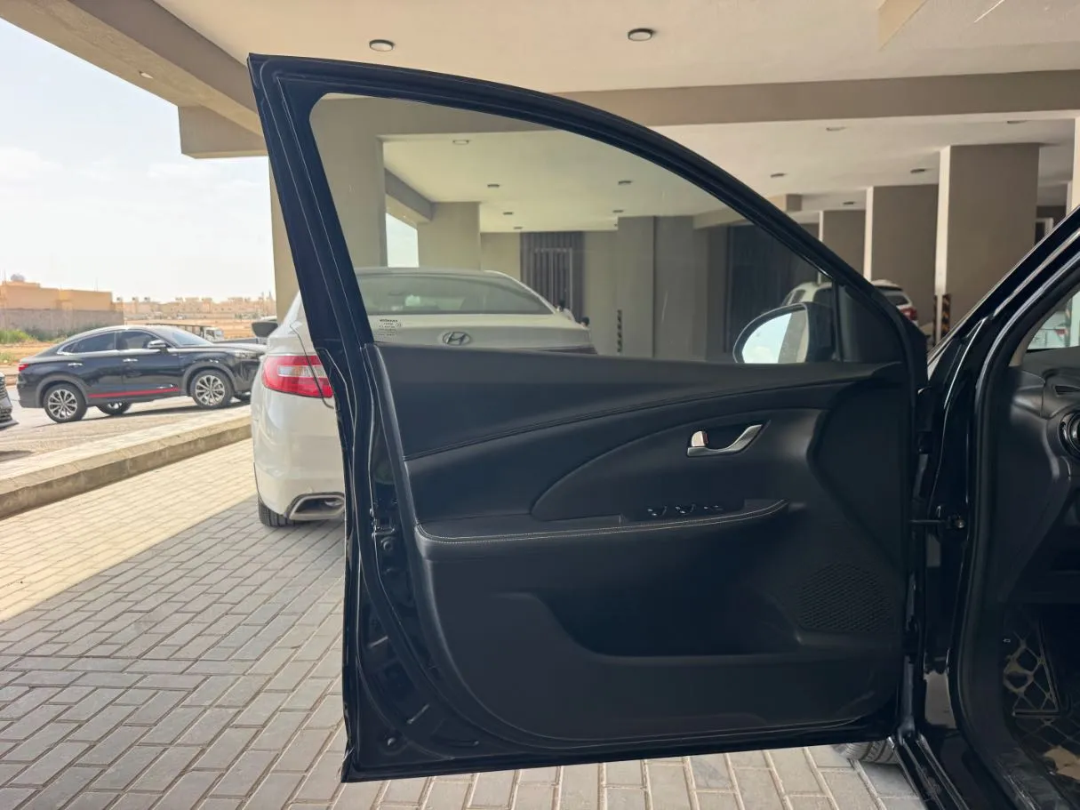 Car image 10