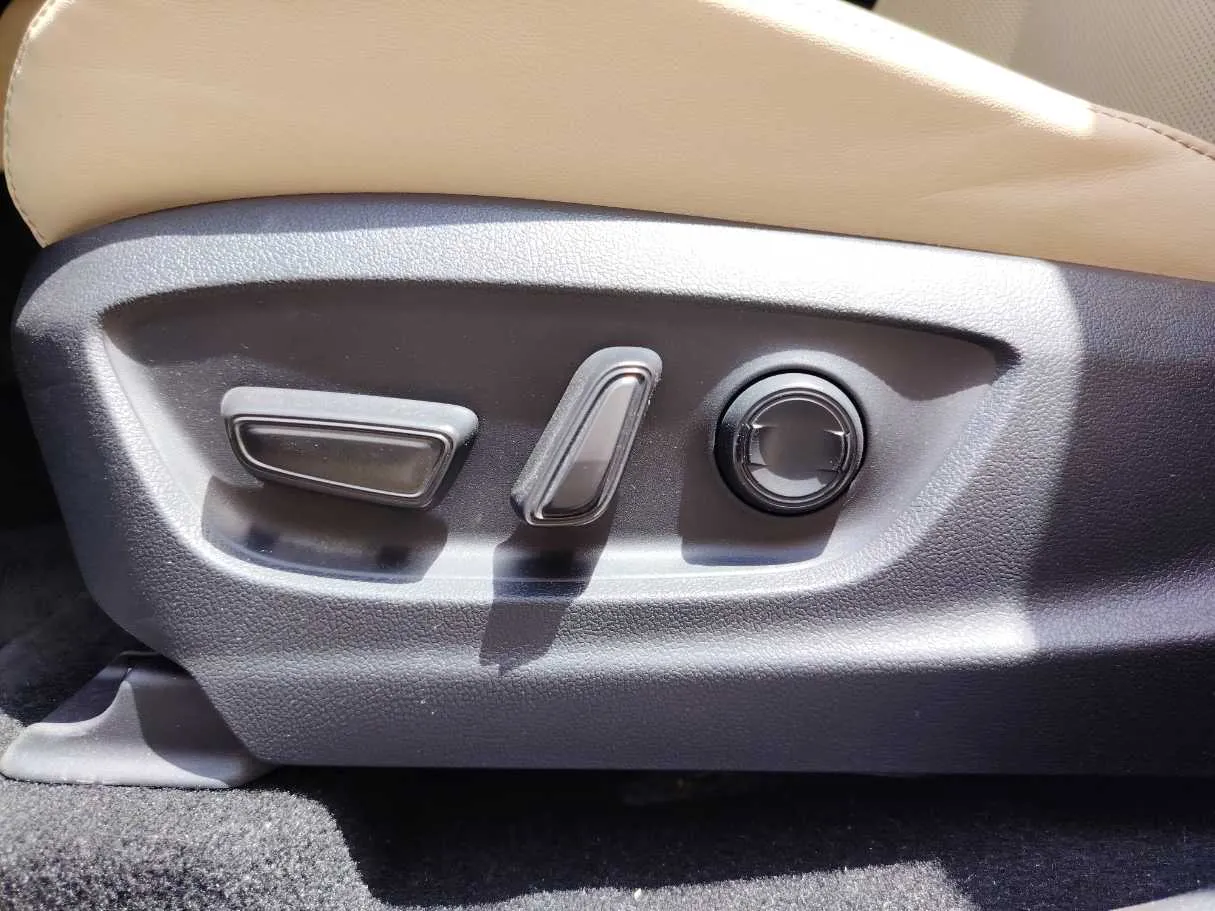 Car image 30