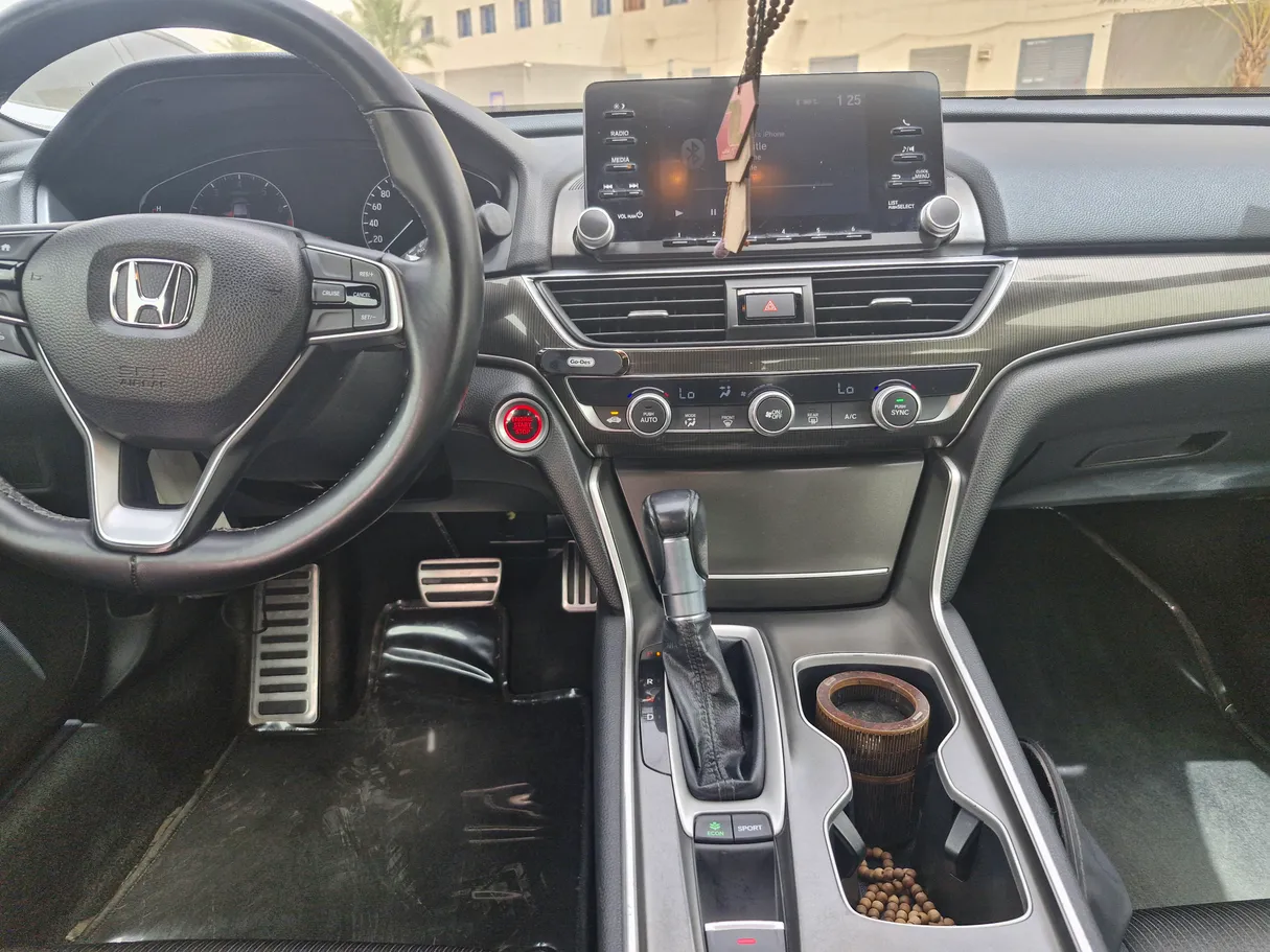Car image 18