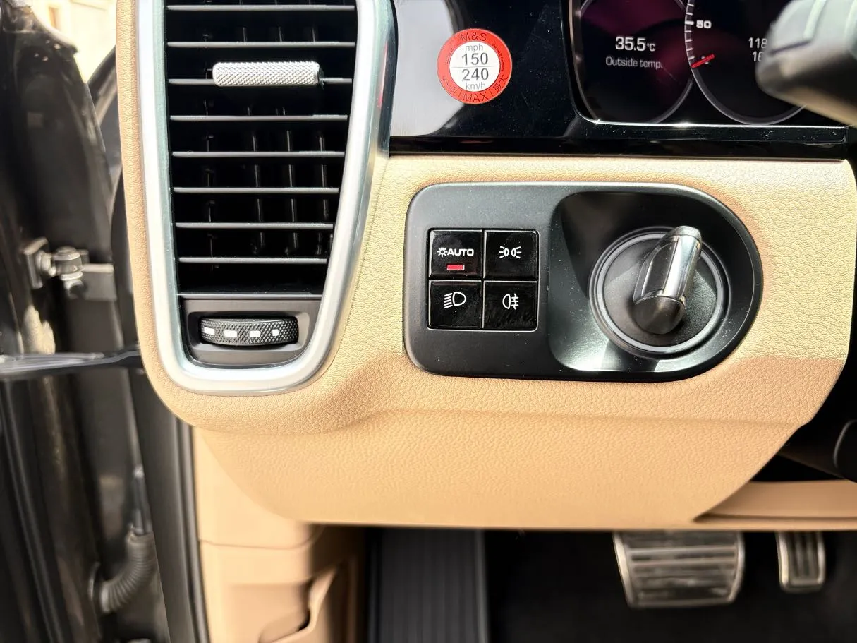 Car image 28