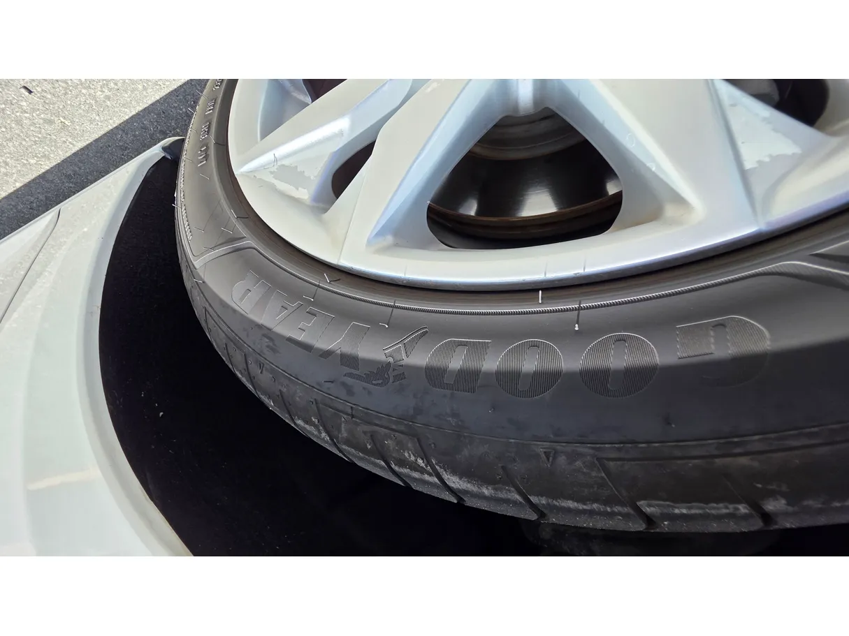 Car image 14