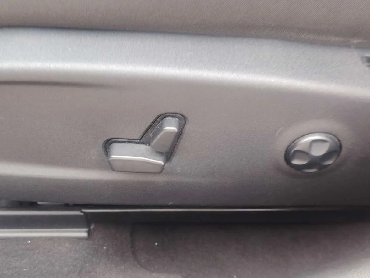 Car image 32