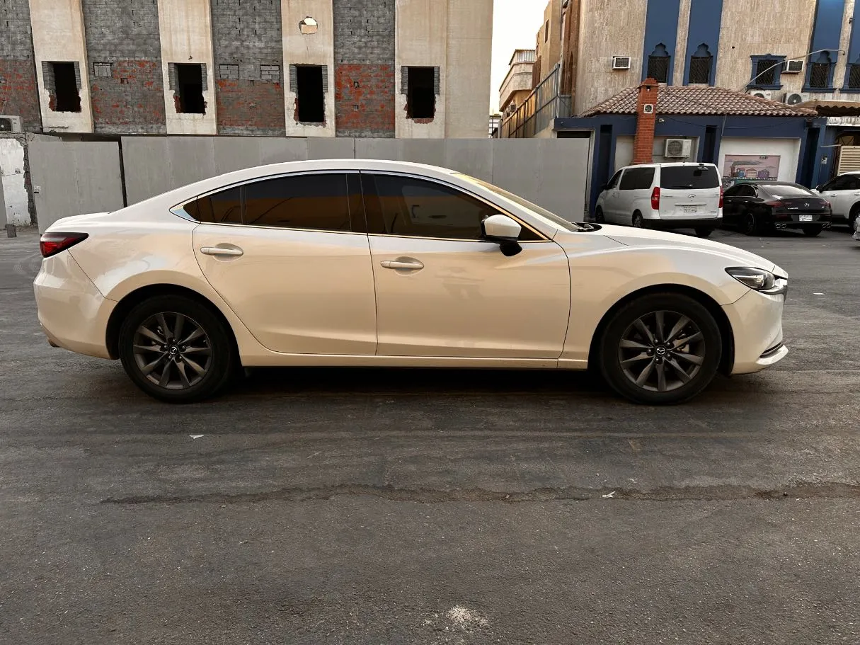 Car image 4